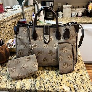 NWOT Dooney&Bourke Handbag with matching glass case, wristlet and key ring 10X16